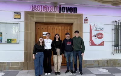 Iluminan el Espacio Joven en apoyo a los enfermos de Lupus