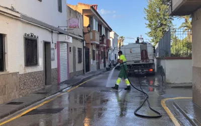 Realizada una limpieza especial en calles de la Rosaleda de Campamento