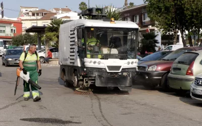 Limpieza a fondo en la zona comercial de Pueblo Nuevo