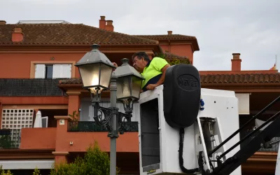 Trabajos de alumbrado público en Pueblo Nuevo