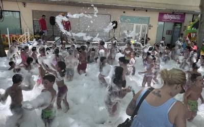 Espuma y diversión en la fiesta infantil de la feria de Guadiaro
