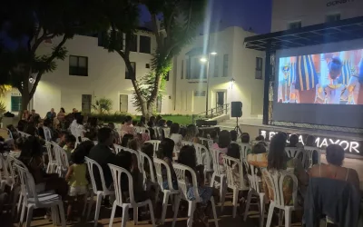 La Plaza Mayor de Pueblo Nuevo, concurrida para disfrutar del Cine de Verano