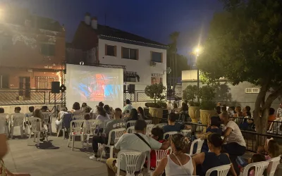 Los vecinos de San Enrique disfrutan del Cine de Verano