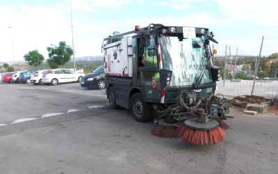 Limpieza pormenorizada en la Barriada de La Paz, en San Roque Ciudad