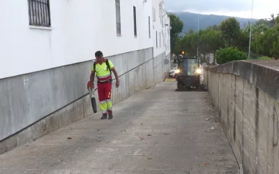 Limpieza integral por el entorno del Pabellón de Deportes de San Roque