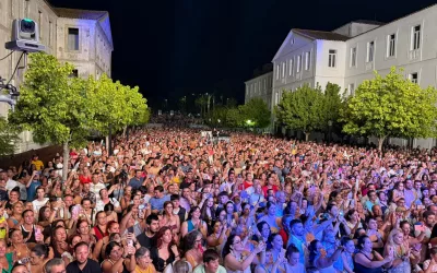 Una Plaza de las Constituciones llena de público vibró con el Festival Feria San Roque