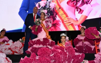 María García y Lara Álvarez, coronadas reinas de la Feria Real 2025