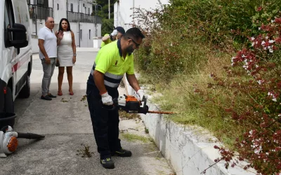 Trabajos de jardinería en los colegios públicos del municipio