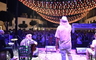 El mejor ambiente pre feria, en la Plaza de Armas, durante el Domingo de Farolillos