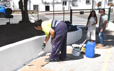 Trabajos de pintura en los exteriores de los colegios del municipio