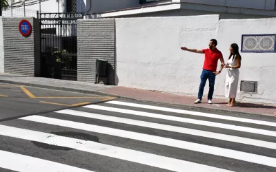 Pintado de los pasos de cebra frente a centros educativos y de salud