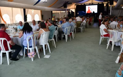 La Feria de la Estación homenajea a los mayores con una cena en la caseta municipal