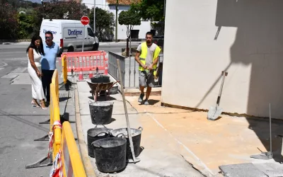 Obras y Servicios comienza a reponer el acerado en mal estado de la Cañada Real de San Enrique