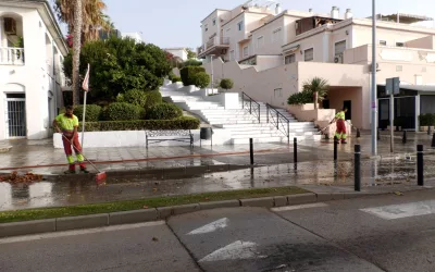 Limpieza a fondo en la barriada de Torreguadiaro