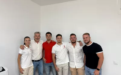 Fernando Vega saluda a los técnicos de la delegación de Deportes