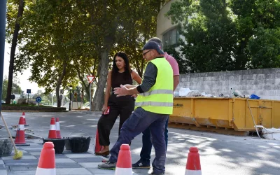 Renovado totalmente el acerado de uno de los márgenes de la calle Francisco Amado