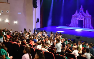 Alumnos de Primaria del Arco de la Bahía disfrutan del teatro