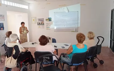 Usuarios de los talleres de memoria reciben charlas de primeros auxilios