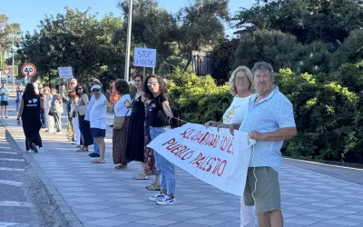 Cerca de un centenar de personas crean una cadena humana en apoyo a la flotilla solidaria con Gaza entre Puente y Campamento