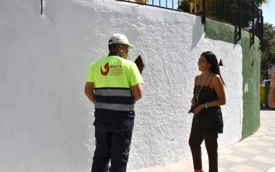 Trabajos de pintura en la barriada de la Paz