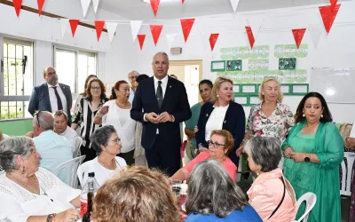 Cerca de 200 vecinos de Torreguadiaro participan en la fiesta del Día de la Hispanidad de La Charca