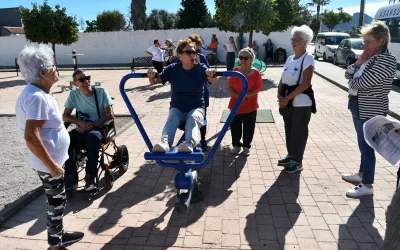 Mayores de Campamento aprenden a usar los aparatos biosaludables de la barriada