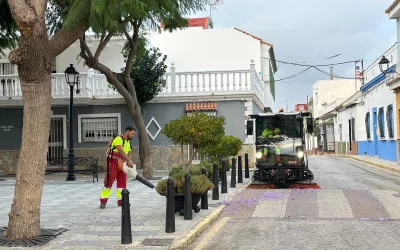 Limpieza exhaustiva por las calles céntricas de Puente Mayorga