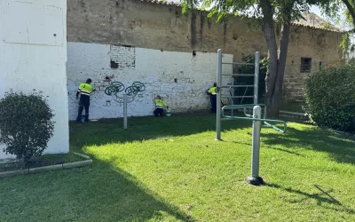 Trabajos de pintura en el Parque Bahía de Puente Mayorga