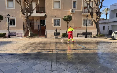 Realizada una limpieza especial en calles de la Rosaleda de Campamento
