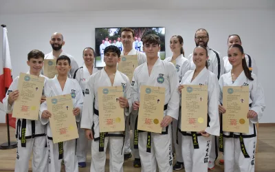 Entrega de certificaciones de cinturón negro a alumnos de Taekwondo ITF