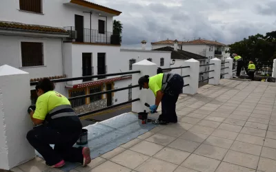 Trabajos de pintura en el casco de San Roque, en la calle San Francisco