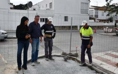 Obras de acerado en la Avenida de Europa, en La Torrecilla