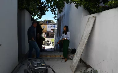 Obras en las escaleras de acceso a la plaza La Ribera, en Guadiaro