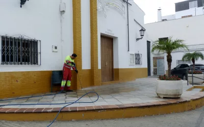 Limpieza a fondo en la plaza de la Iglesia de la Estación