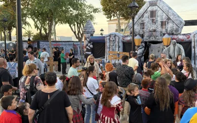 Los niños disfrutan en el casco de un Halloween muy musical