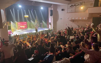 Teatro lleno y fantásticos regalos, en el Locobingo de Navidad