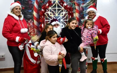 Papá Noel visita a los pequeños de la Bahía en la tarde previa a la Nochebuena