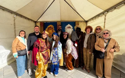 Las barriadas arrastran latas para recibir a los Reyes Magos de Oriente