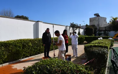 Labores de pintura y conservación en el suelo del parque Puente Mayorga