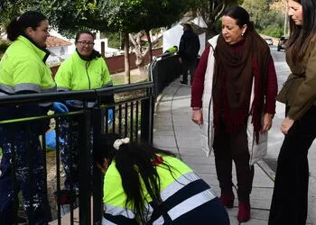 Trabajos de pintura del mobiliario urbano en la zona del Chorro
