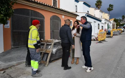 Obras de acerado en la calle Las Palmeras, en Torreguadiaro