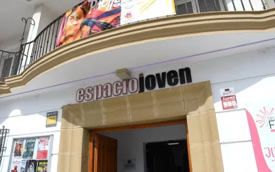 Iluminan de morado el Espacio Joven por el Día Mundial de las Enfermedades Raras