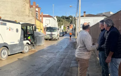 Operarios voluntarios sanroqueños ayudan en Tesorillo