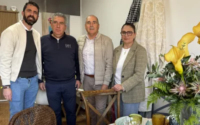 El Ayuntamiento visita las instalaciones del catering Aromas de Azahar en Taraguilla