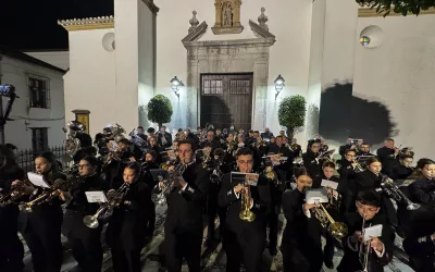 Expectación para disfrutar del concierto de marchas procesionales en el atrio de la Parroquia