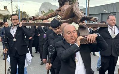 Campamento acompaña al Cristo de Ortega Brú en el Via Crucis de la barriada