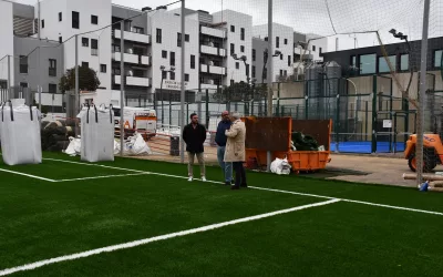Visita a la obra de sustitución del césped artificial del campo de fútbol 7 del Manolo Mesa