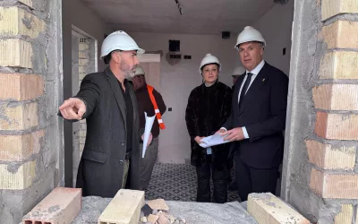 El alcalde visita las obras de viviendas en Taraguilla