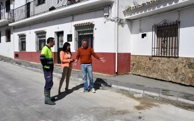 Obras de acerado en la calle Aguas Marinas, en Guadiaro