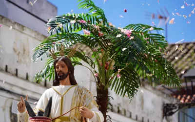 Alegría y juventud en la procesión de La Borriquita en el Casco